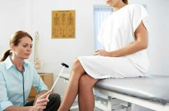 青少年癫痫小发作的症状特点是什么